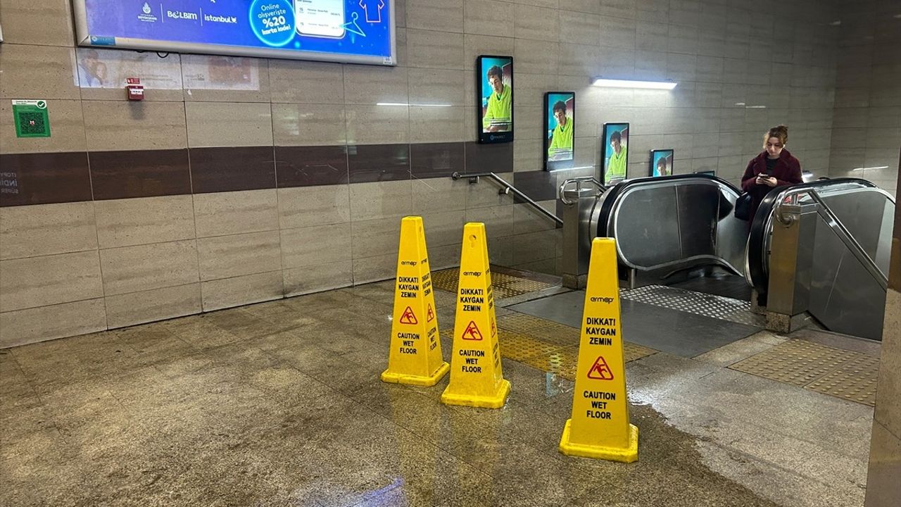 Taksim Meydanı'nda Su Patlağı Metro İstasyonunu Etkiledi