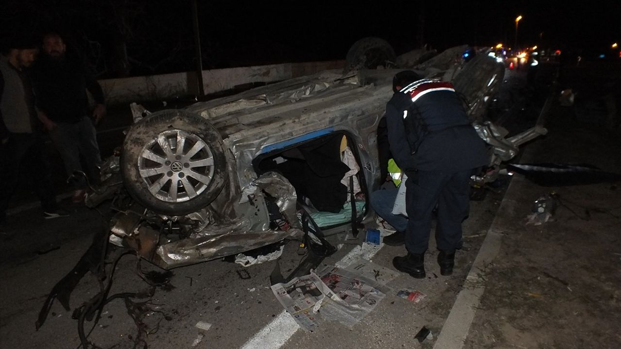 Tokat'ta otomobil ve traktör çarpıştı, 5 yaralı