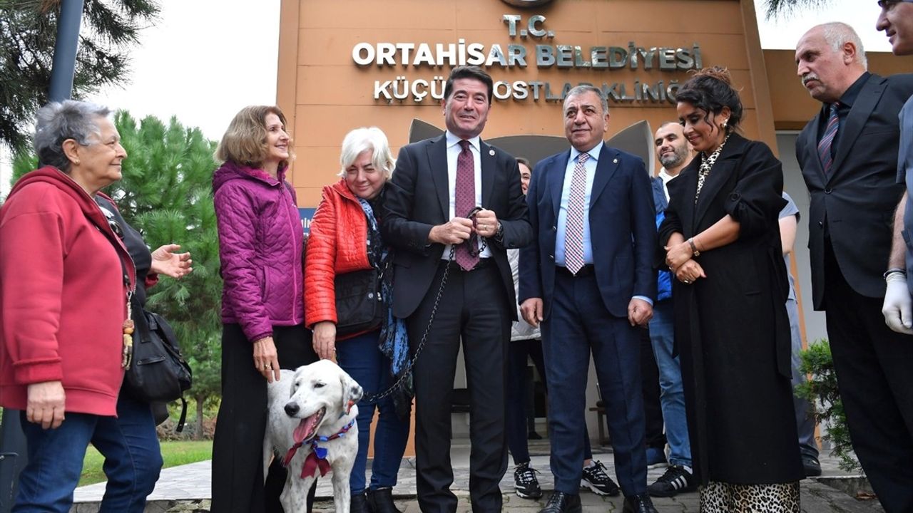 Trabzonspor, Fenerbahçe Maçı Öncesinde Sahaya Giren Köpeği Sahiplendi