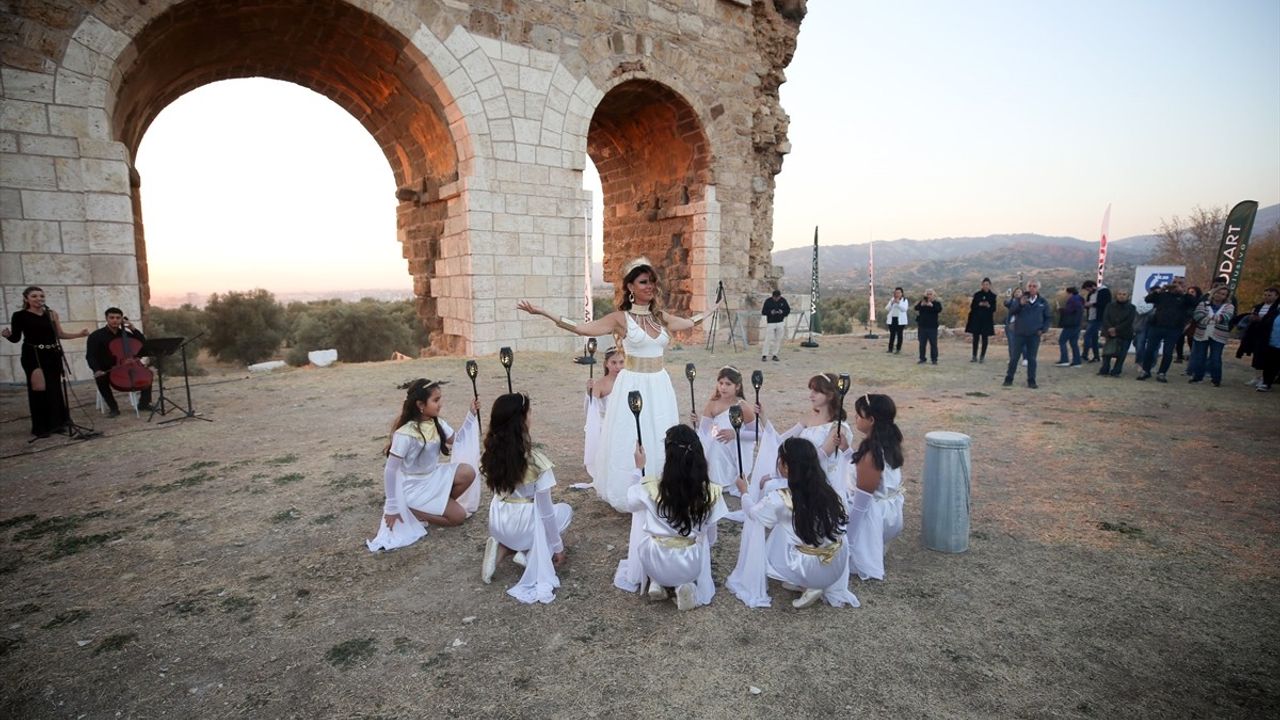 Tralleis Antik Kenti'nde Notalı Müzik Eşliğinde Dans Gösterisi