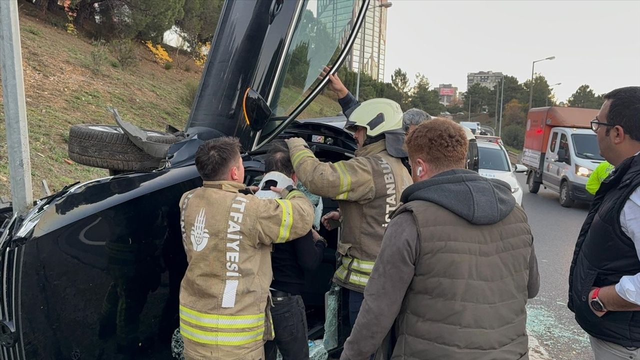 Ümraniye'de Takla Atan Araçta Sürücü Yaralandı