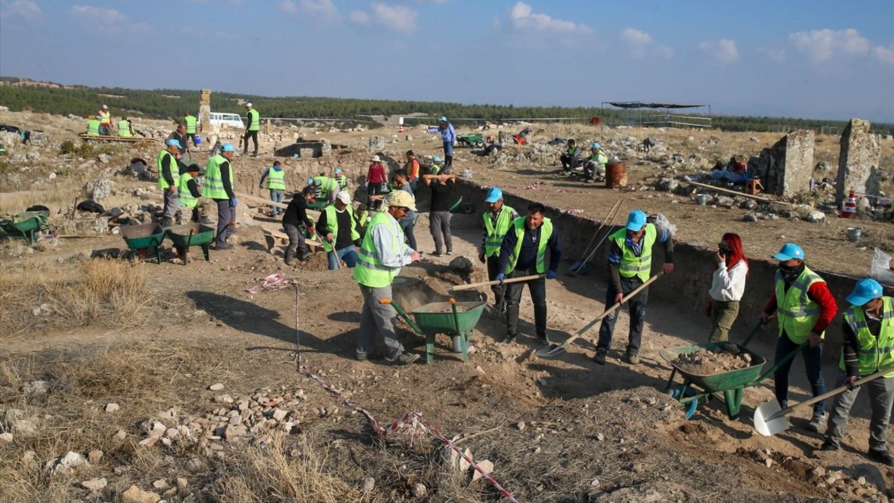 Uşak'ta Romalı İmparator Hadrianus'a İthaf Edilen Yazıt Bulundu