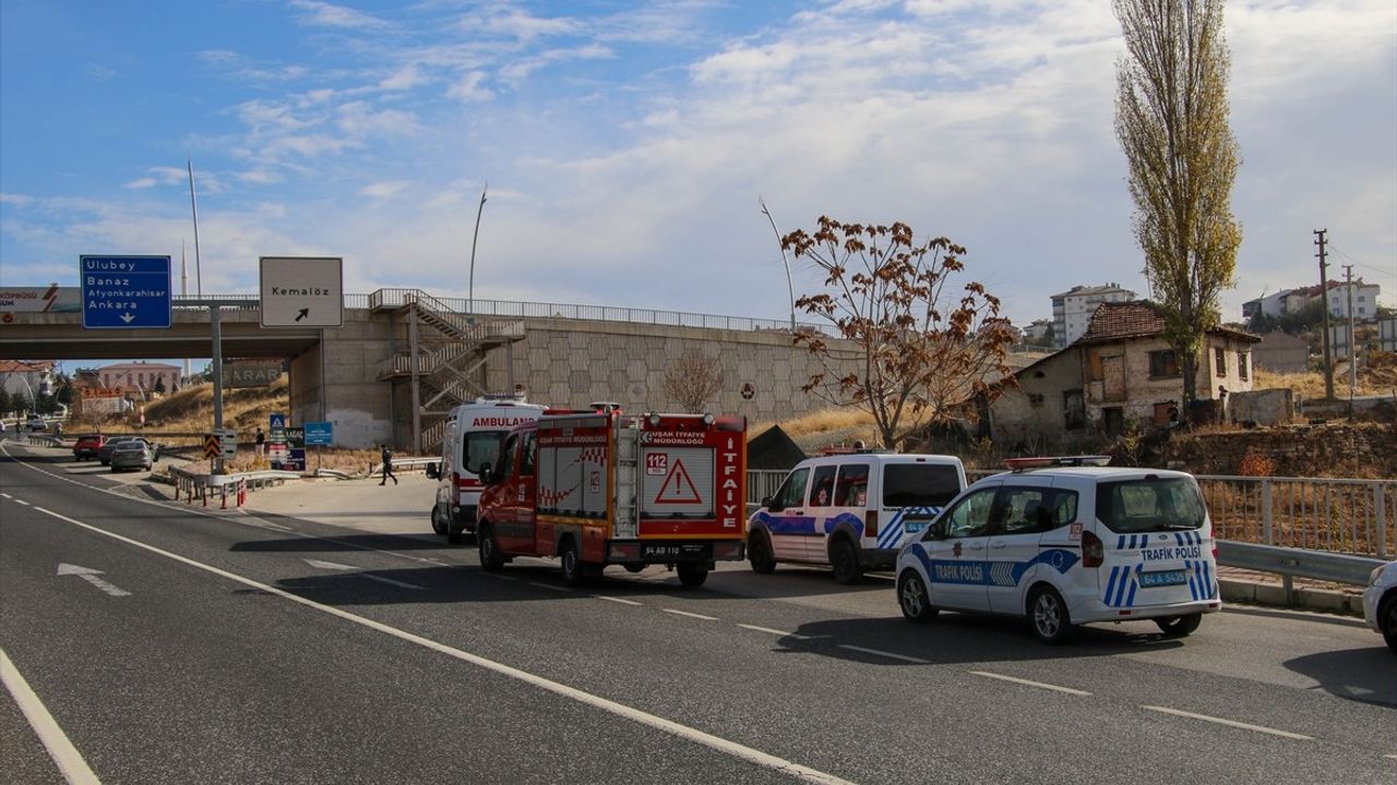 Uşak'ta Tır Dereye Düştü, Sürücü Yaralandı