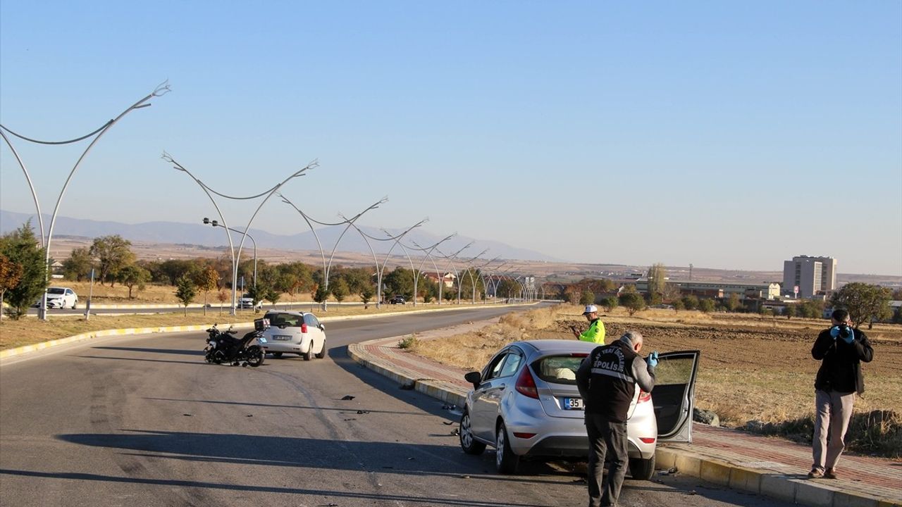 Uşak'ta Trafik Kazası: 2 Polis Yaralı