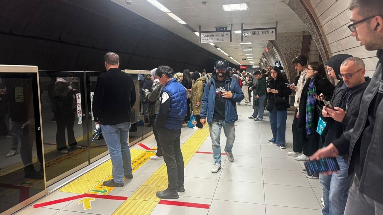 Üsküdar-Samandıra Metro Hattı'nda Arıza Nedeniyle Yoğunluk Oluştu