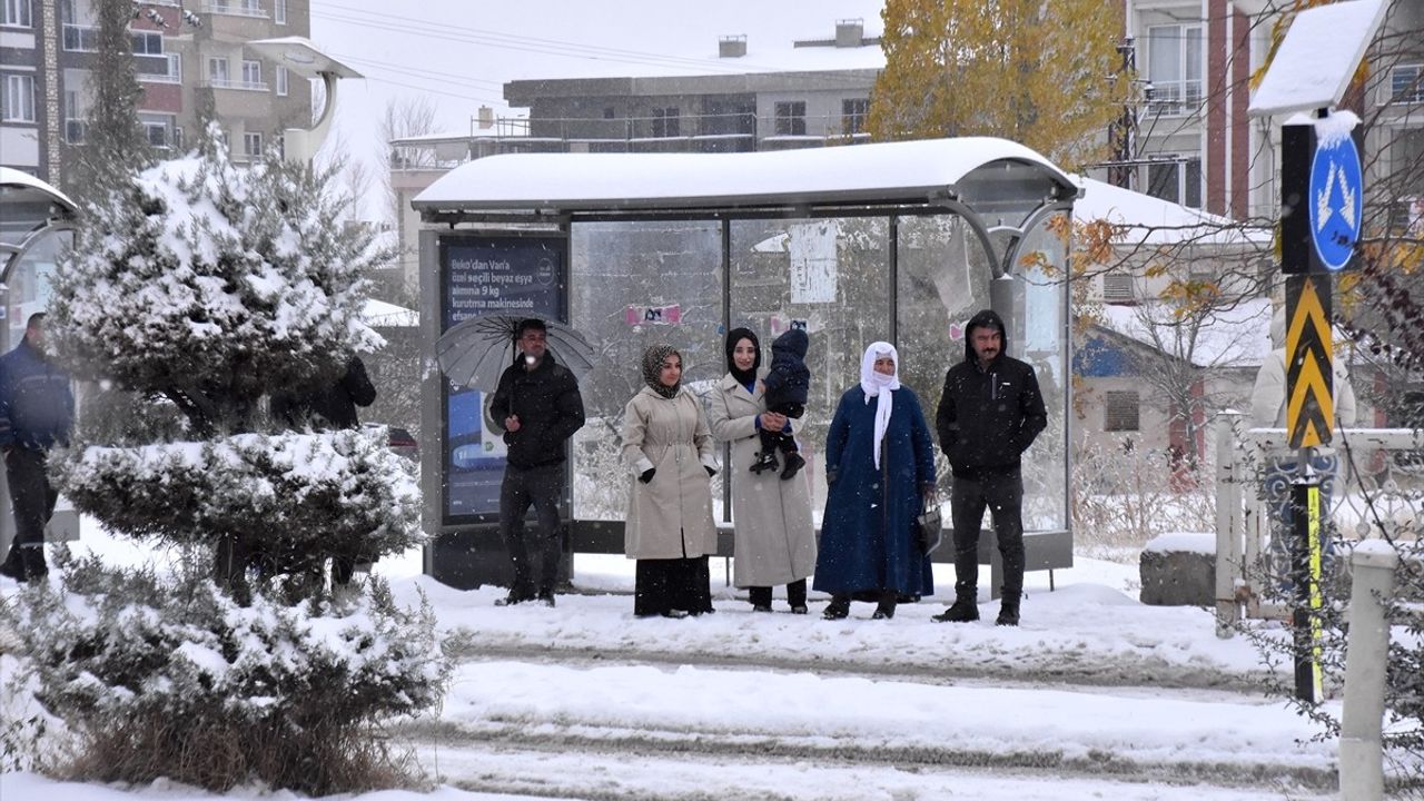 Van'da Kar Yağışı ve Tipi Sürücüleri Zorluyor