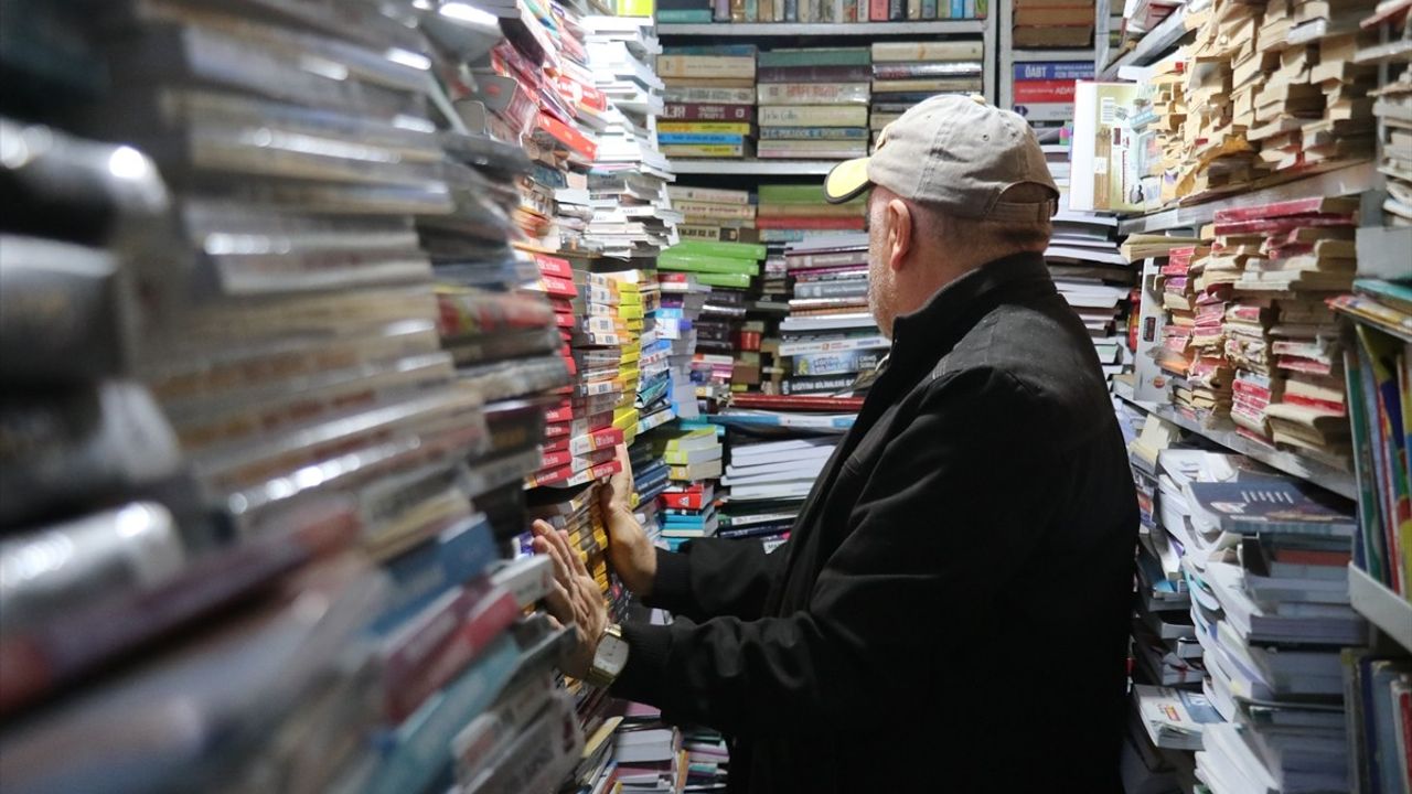 Yalova'da 37 Yıllık Sahaf Gençlere Kitap Sevdirmeye Devam Ediyor