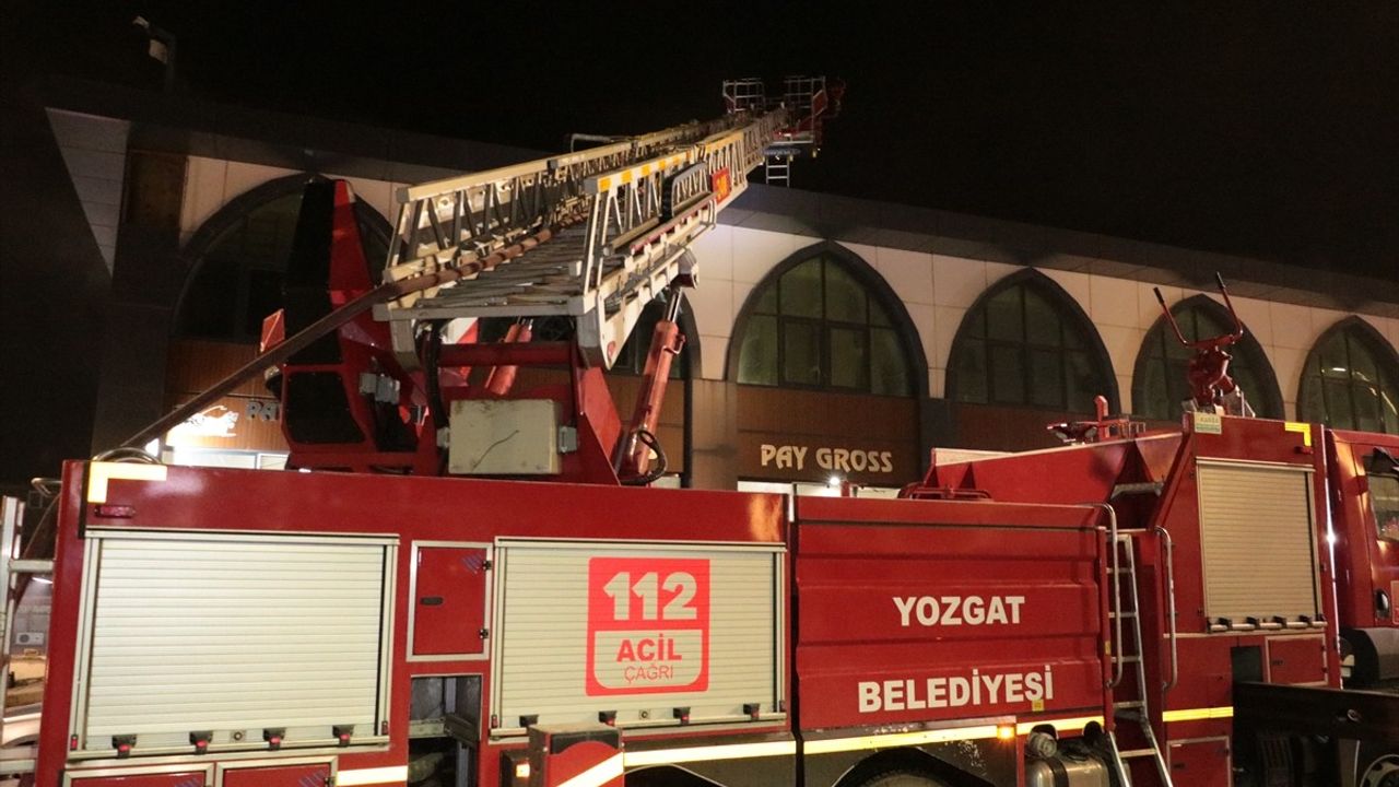 Yozgat Hal ve İş Merkezi'nde Yangın Kontrol Altına Alındı