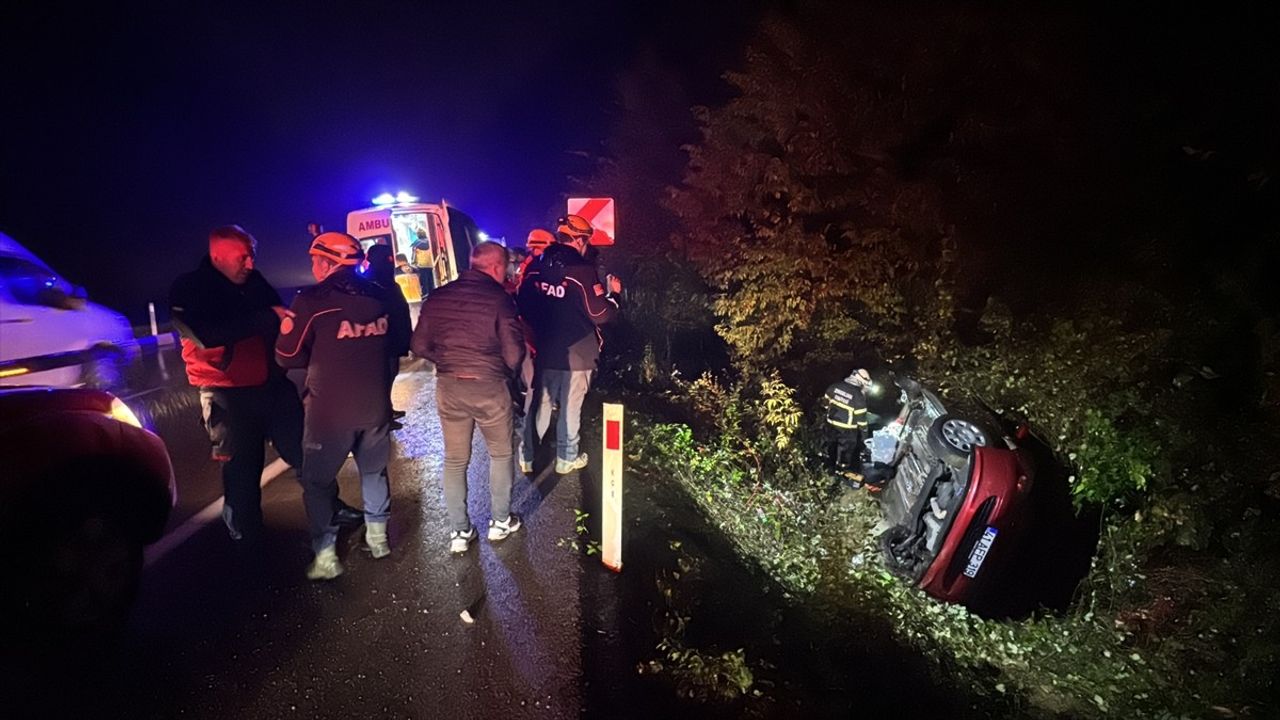 Zonguldak'ta Su Kanalına Devrilen Otomobilde Dört Yaralı