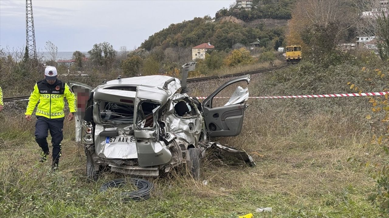 Zonguldak'ta Trenin Çarptığı Araçta İki Yaralı