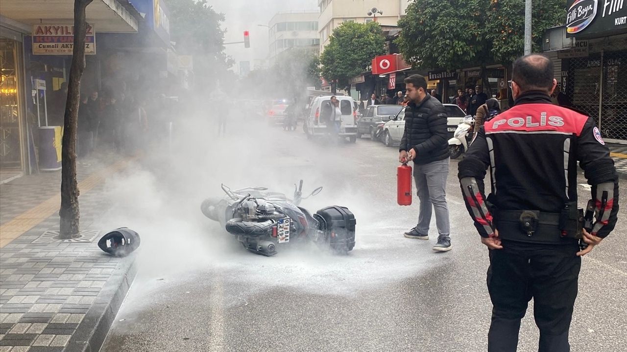 Adana'da Motosiklet Protestosu: Arızalı Araç Alev Alev Yandı