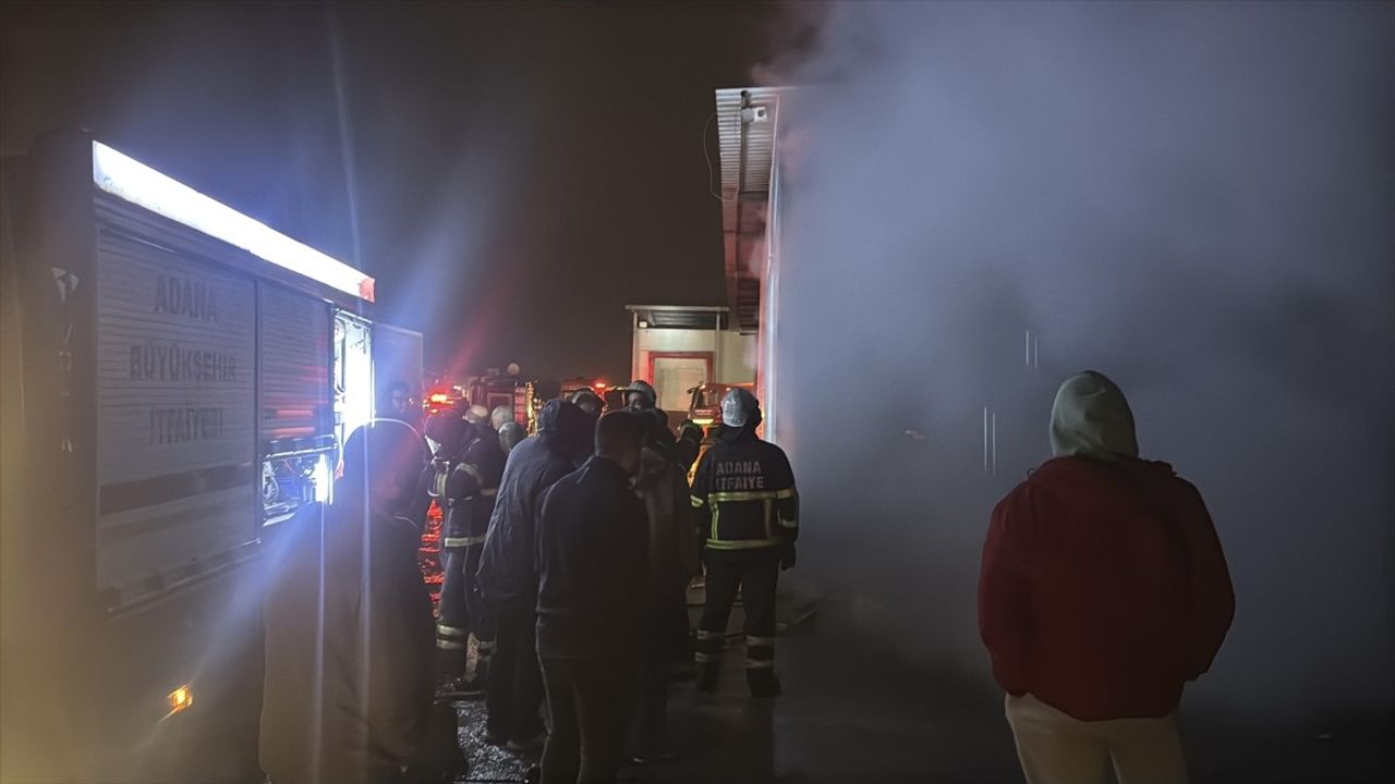 Adana'da Tavuk Çiftliği Deposunda Çıkan Yangın