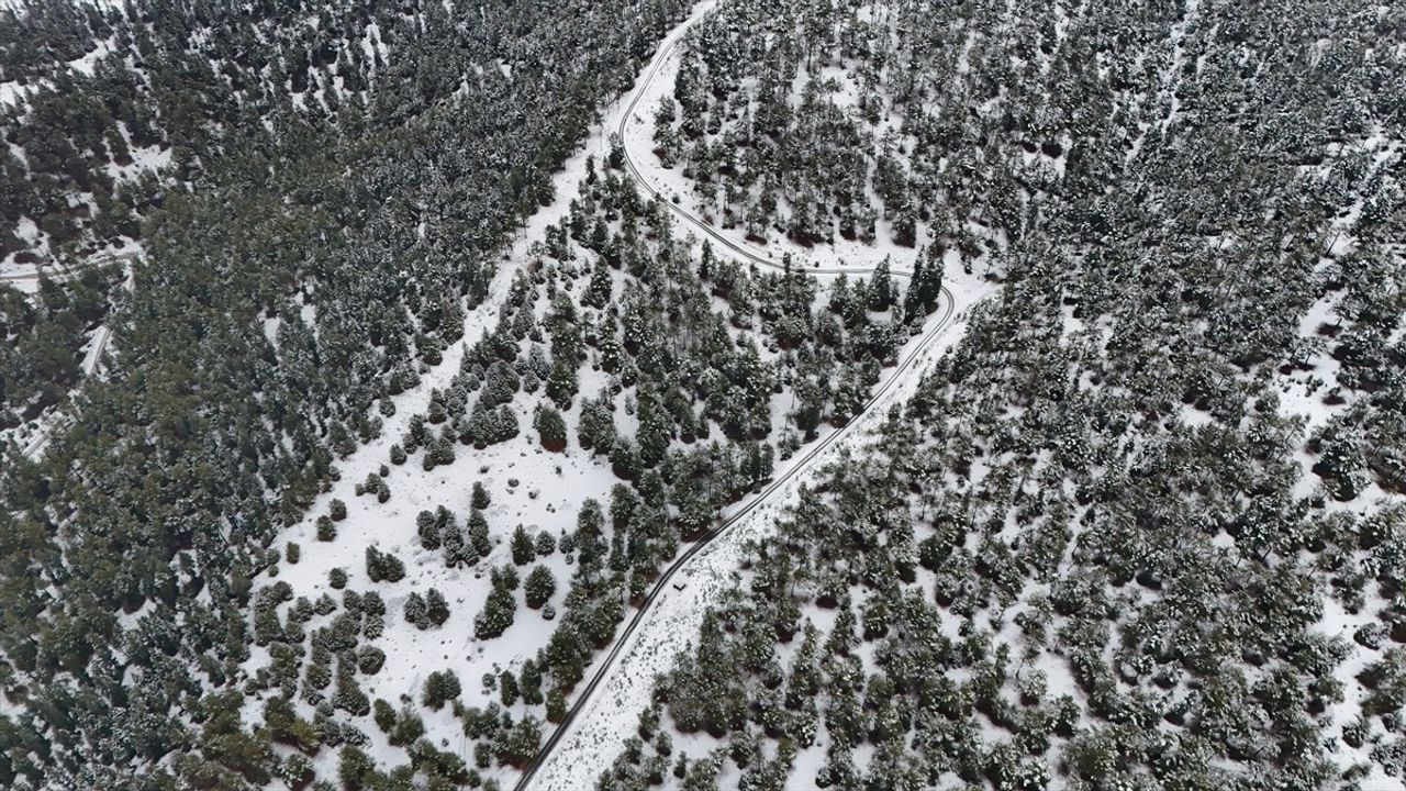 Adana'nın Pozantı İlçesinde Yoğun Kar Yağışı Etkili Oldu