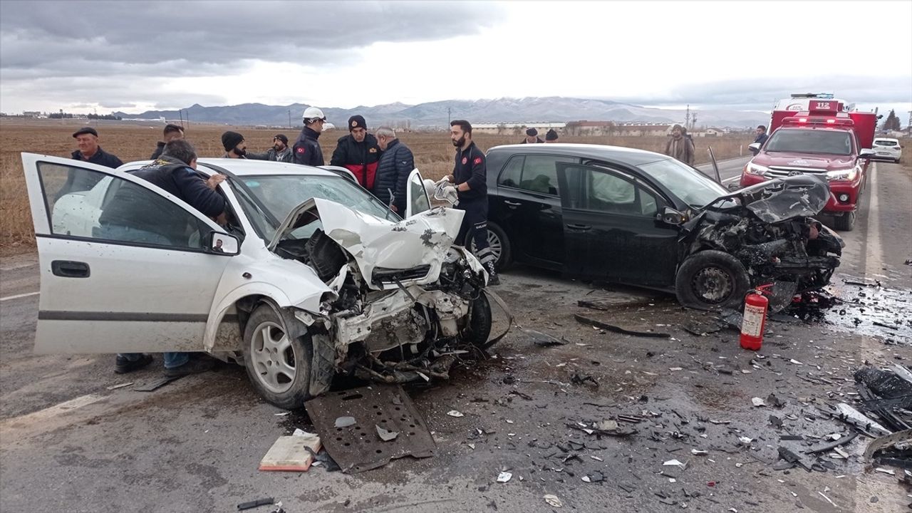 Afyonkarahisar'da Trafik Kazası: İki Ölü, Üç Yaralı