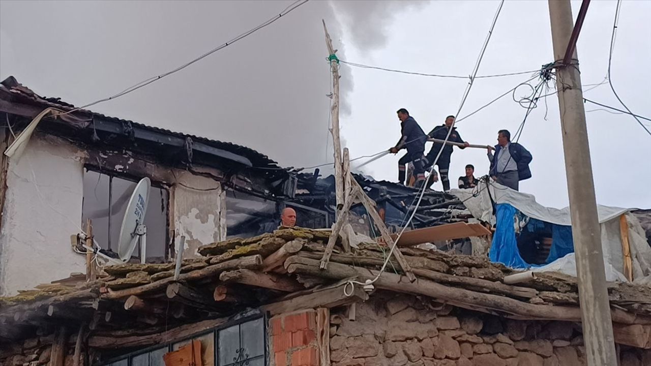 Afyonkarahisar'da Yangın: İki Katlı Ahşap Ev Kullanılamaz Hale Geldi