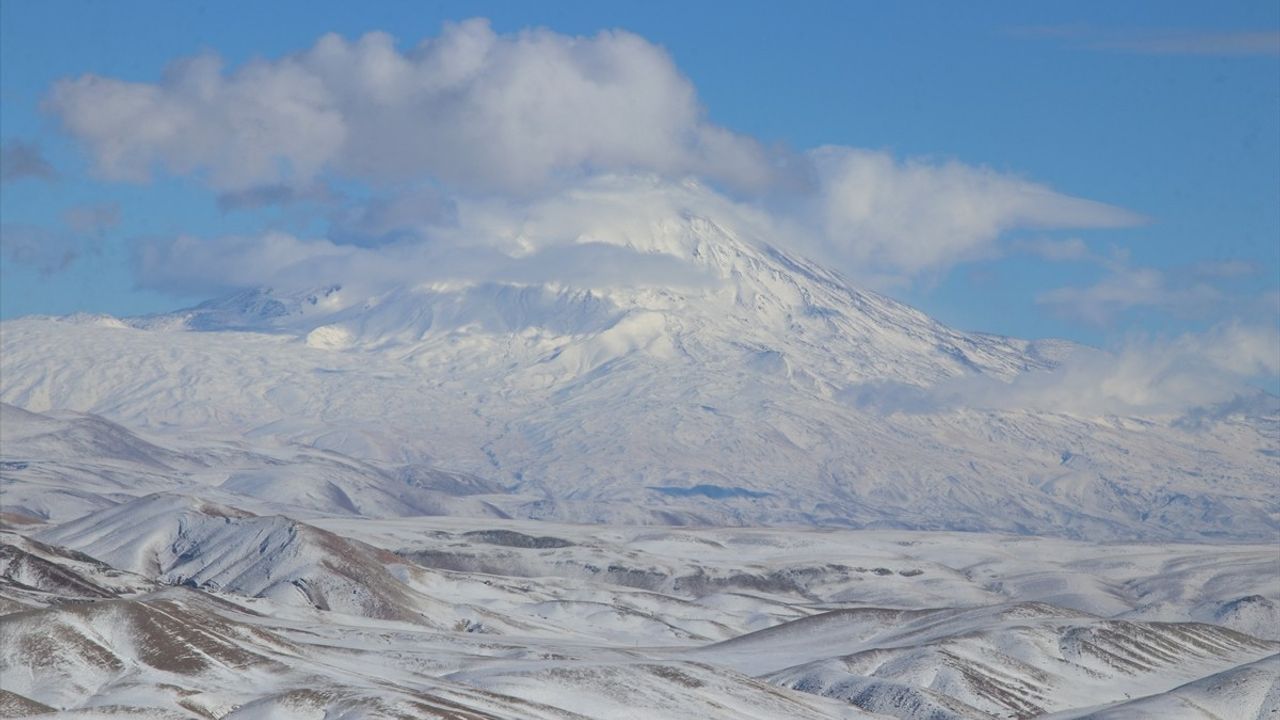 Ağrı Dağı Karla Kaplandı