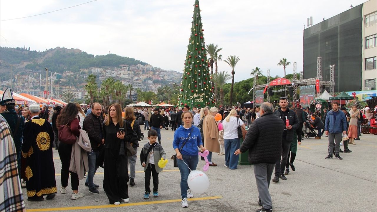 Alanya'da 14. Uluslararası Yeni Yıl Pazarı Başladı