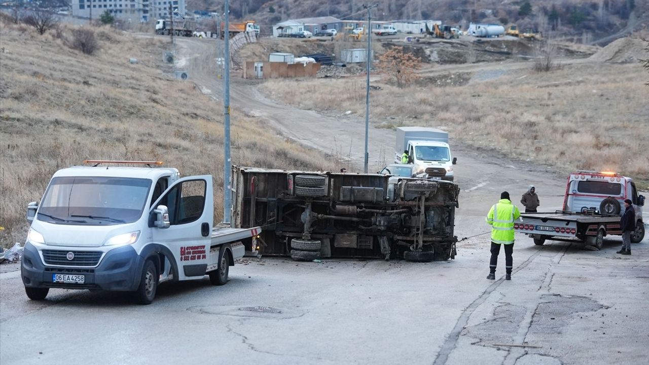 Ankara'da Hafriyat Kamyonu Park Halindeki Araçlara Çarptı