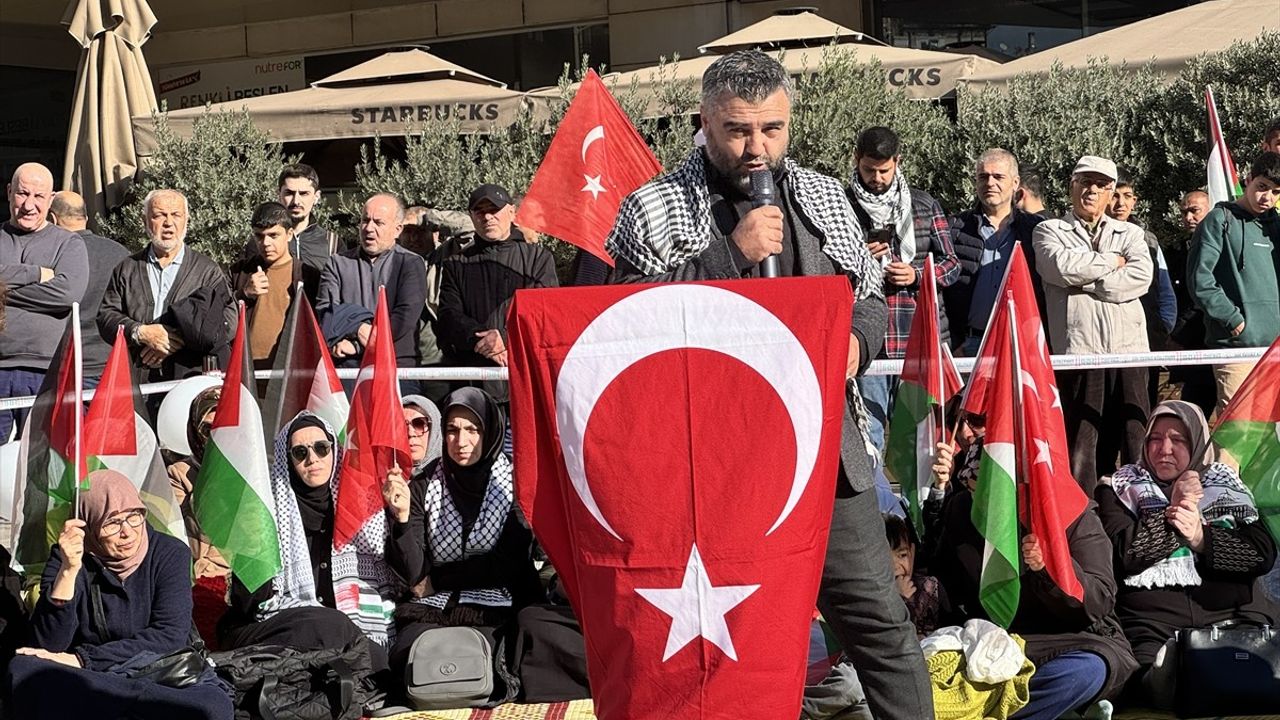 Antalya'da Dünya Şehit Çocuklar Günü Protestosu