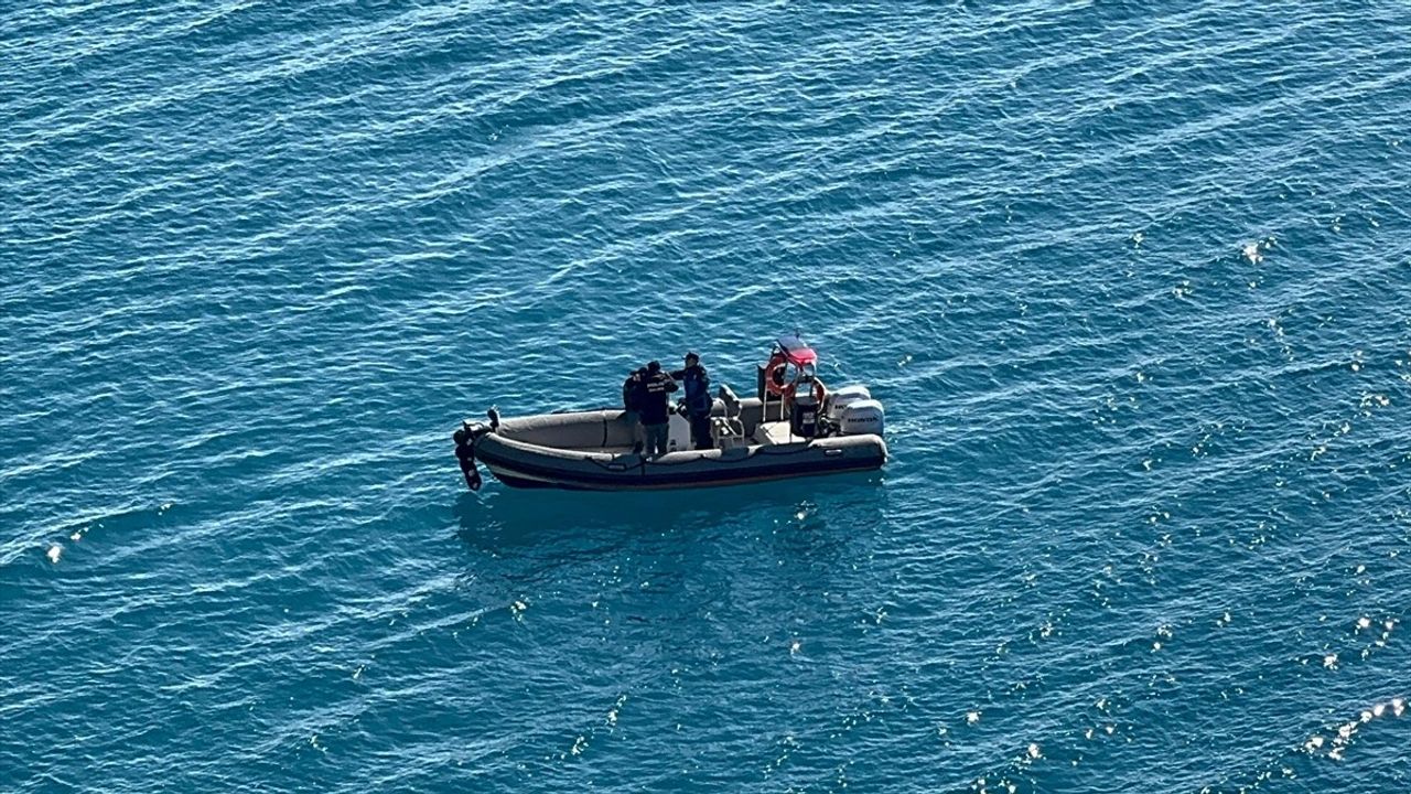 Antalya'da Falezlerden Denize Düşen Genç İçin Arama Çalışmaları Devam Ediyor