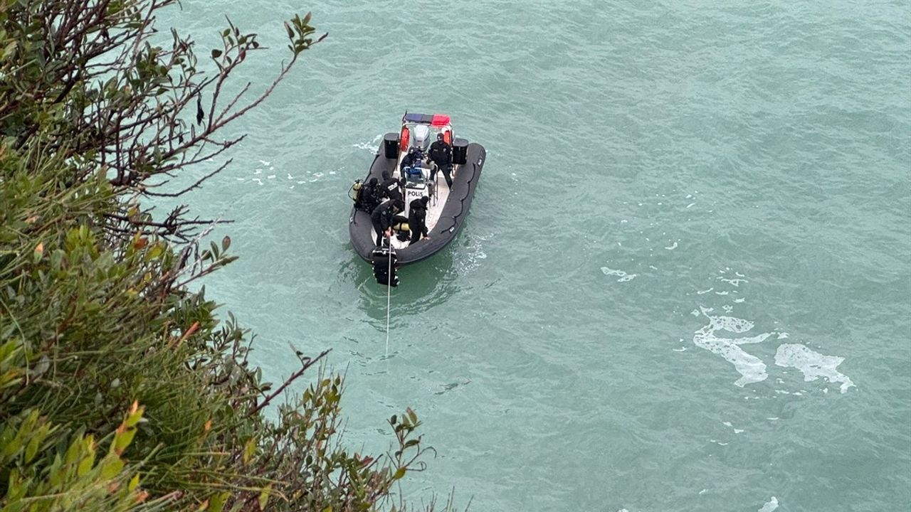 Antalya'da Falezlerden Denize Düşen Yerel Sürücü İçin Arama Çalışmaları Devam Ediyor