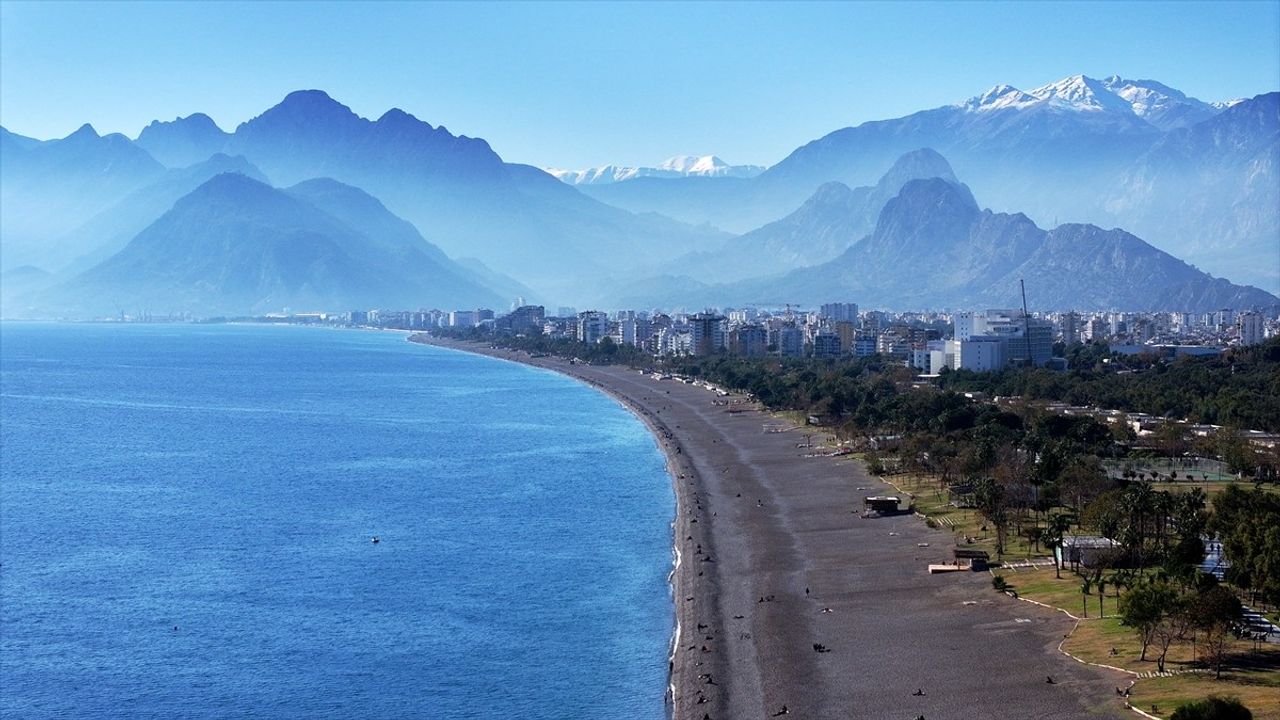 Antalya'da Kış ve Bahar Bir Arada Yaşanıyor