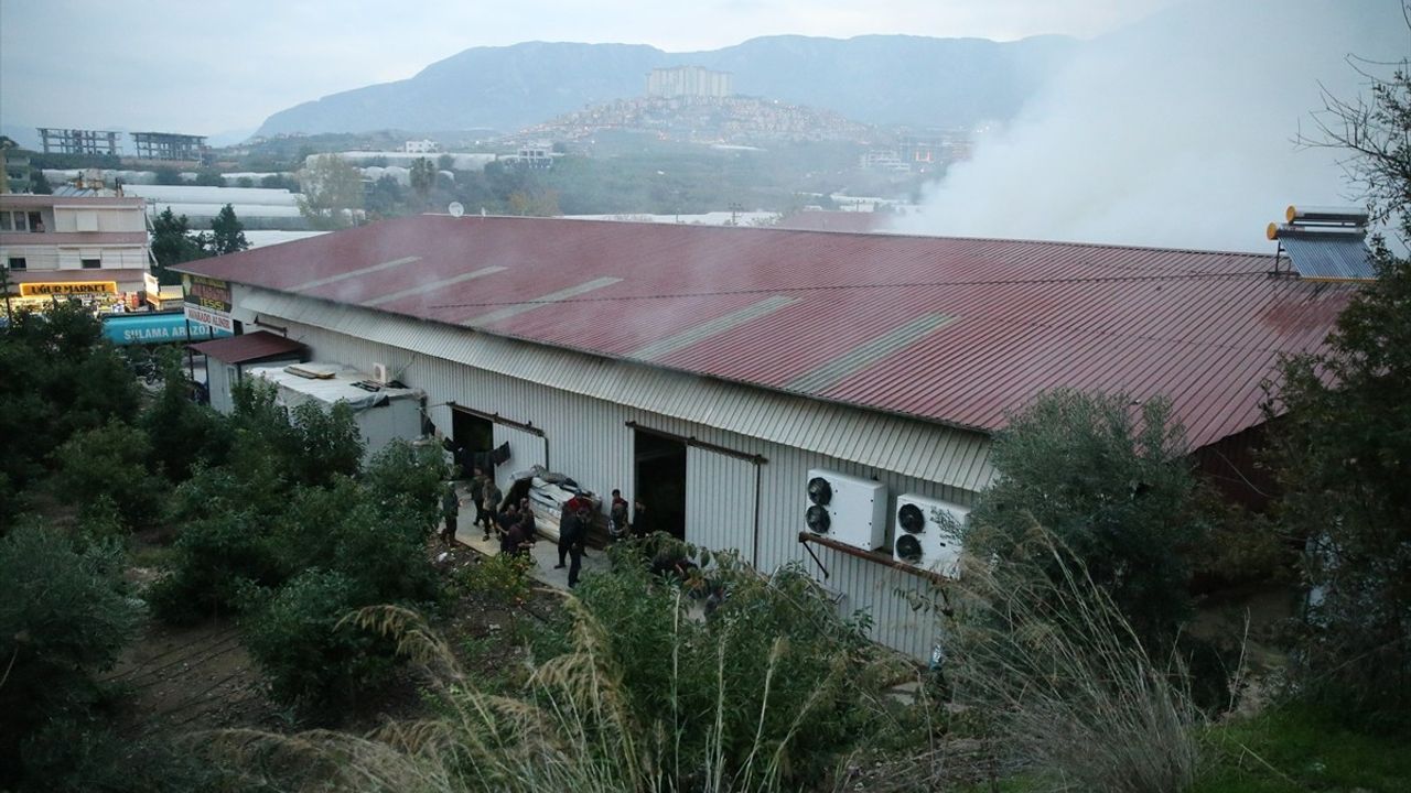 Antalya'da Mobilya ve Beyaz Eşya Deposunda Yangın