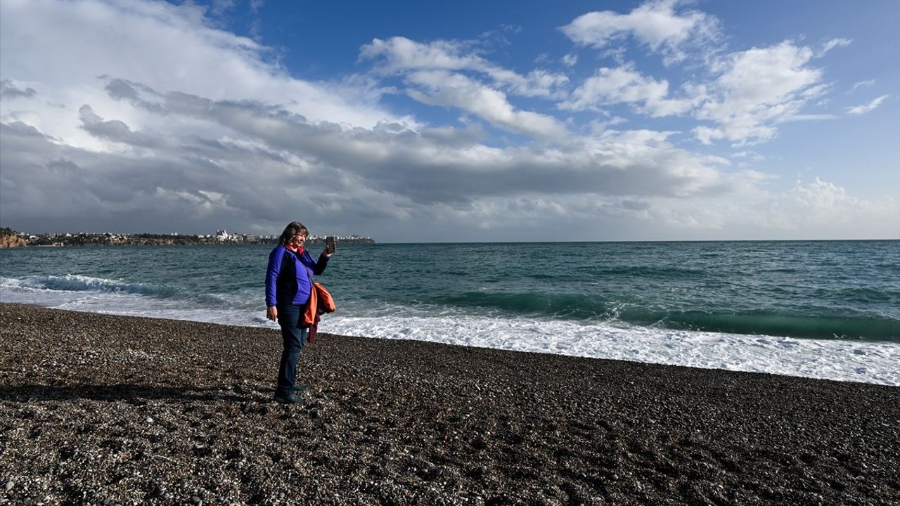 Antalya'da Sağanak Yağış Hayatı Olumsuz Etkiliyor