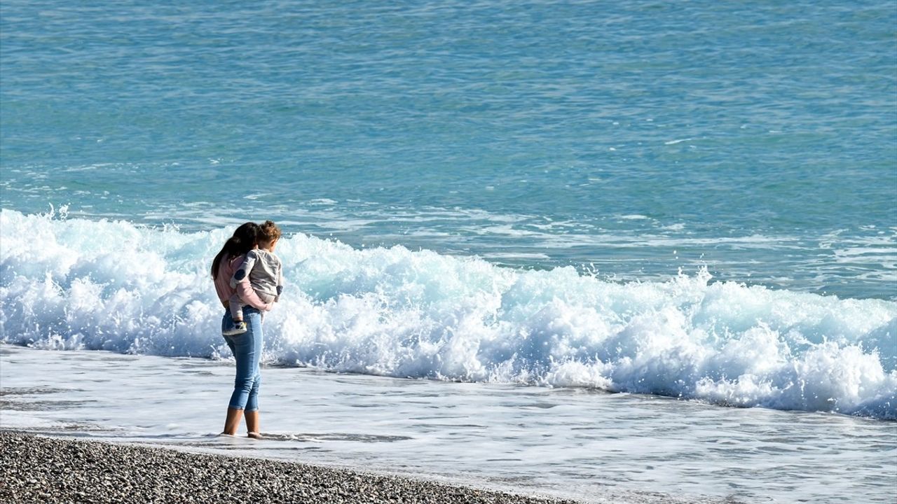 Antalya'nın Güneşli Saatlerinde Deniz Keyfi