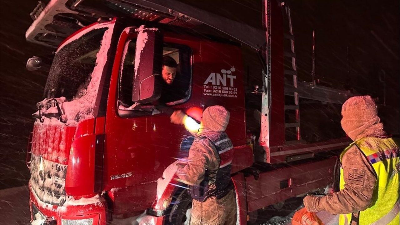 Ardahan'da Kar Nedeniyle Yolda Kalanlara Destek