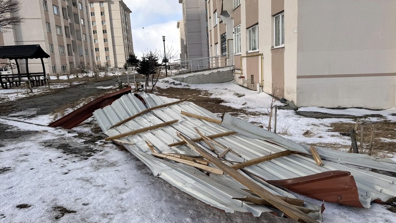 Ardahan'da Şiddetli Fırtına Binaların Çatılarını Uçurdu