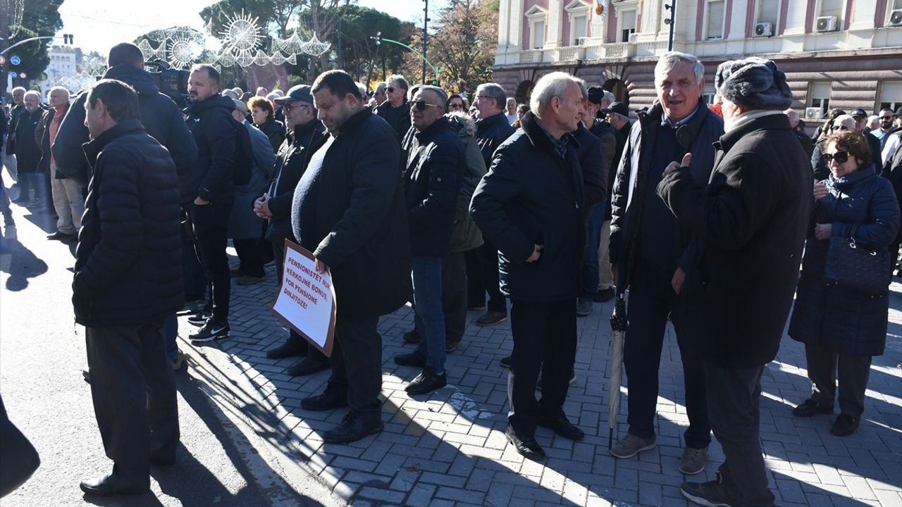 Arnavutluk'ta Emekli Protestoları Devam Ediyor