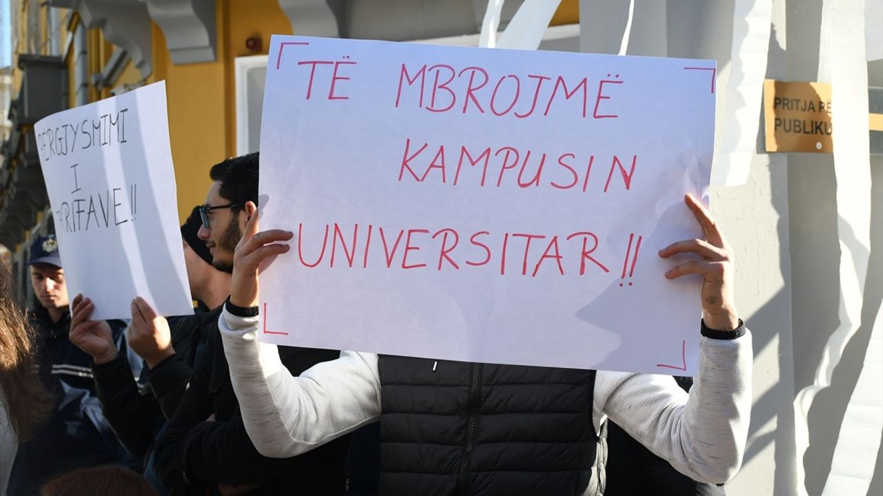 Arnavutluk'ta Üniversite Öğrencilerinden Protesto Eylemi