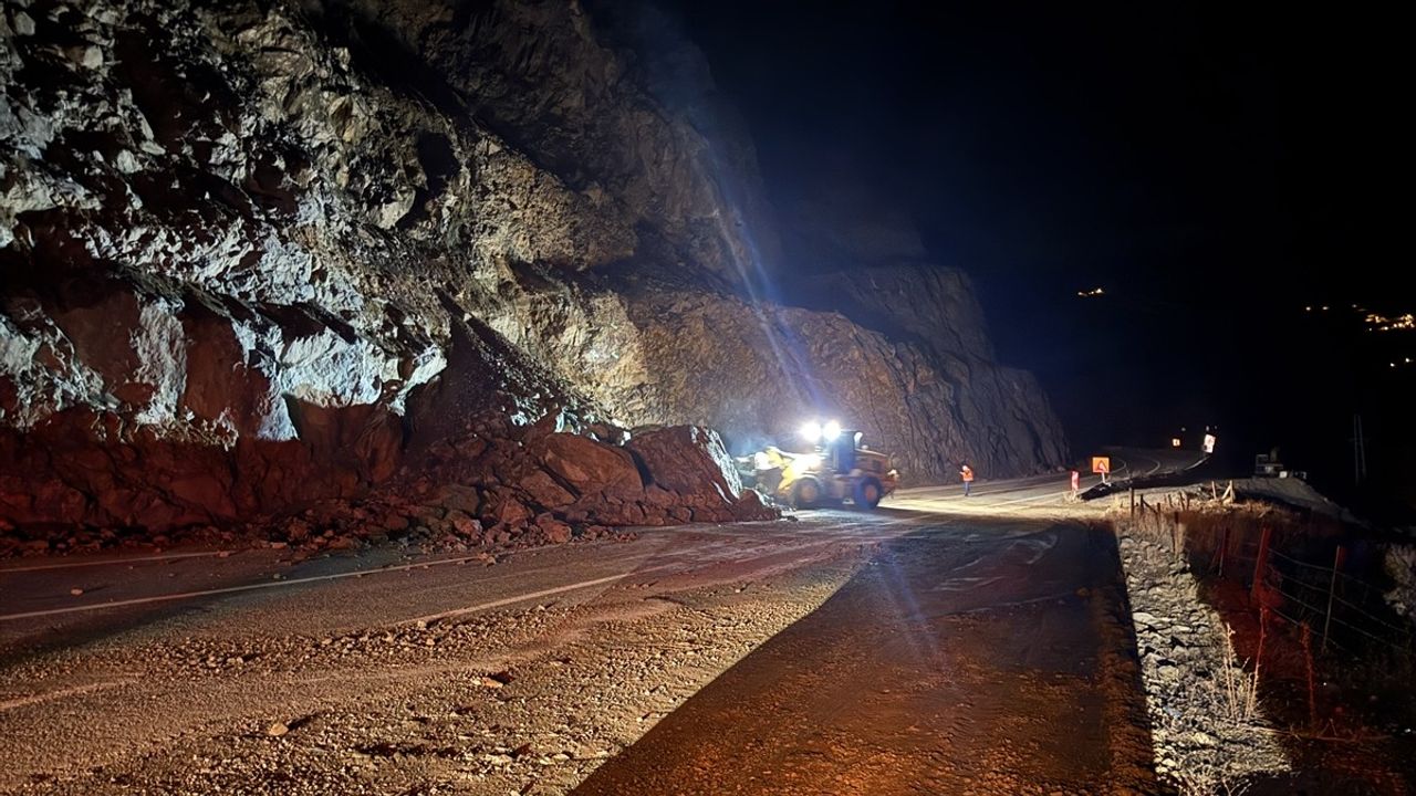 Artvin-Ardahan Kara Yolunda Heyelan: Ulaşım Kontrollü Devam Ediyor