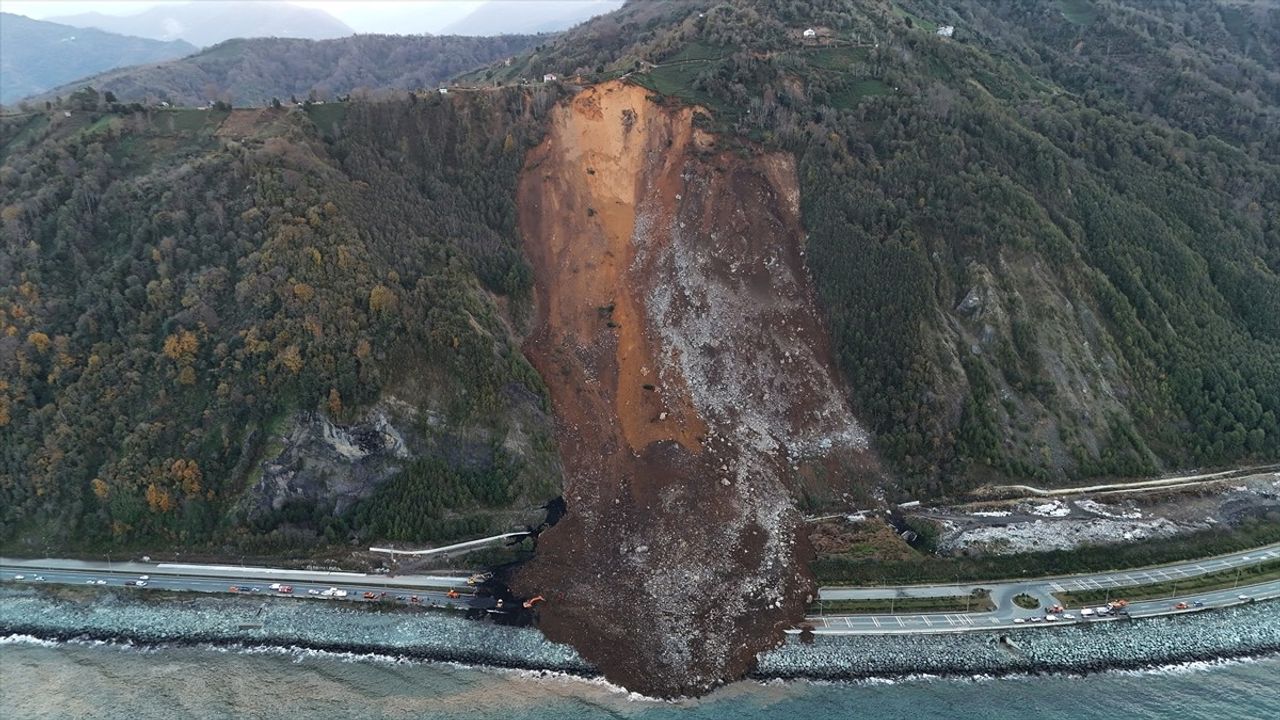 Artvin'de Heyelan: Karadeniz Sahil Yolu Ulaşıma Kapandı