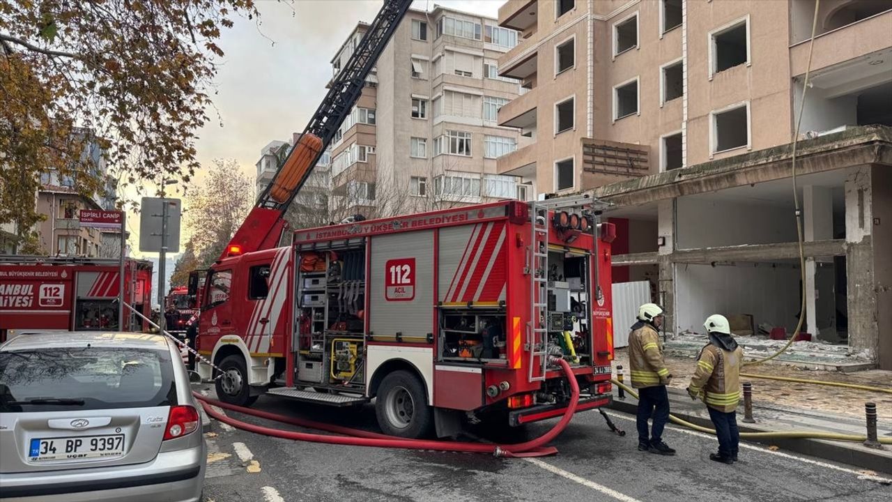 Ataşehir'de 7 Katlı Binanın Çatısında Yangın Çıktı