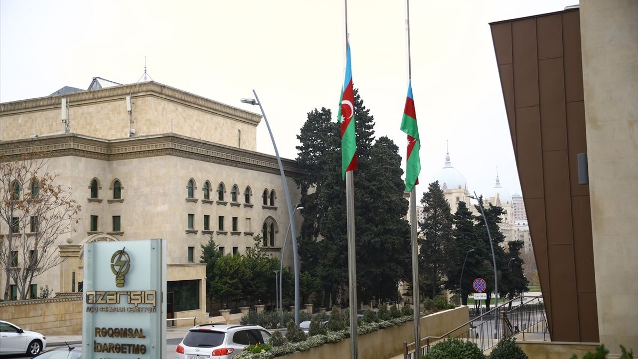 Azerbaycan'da Uçak Kazasında Hayatını Kaybedenler İçin Yas Tutuluyor