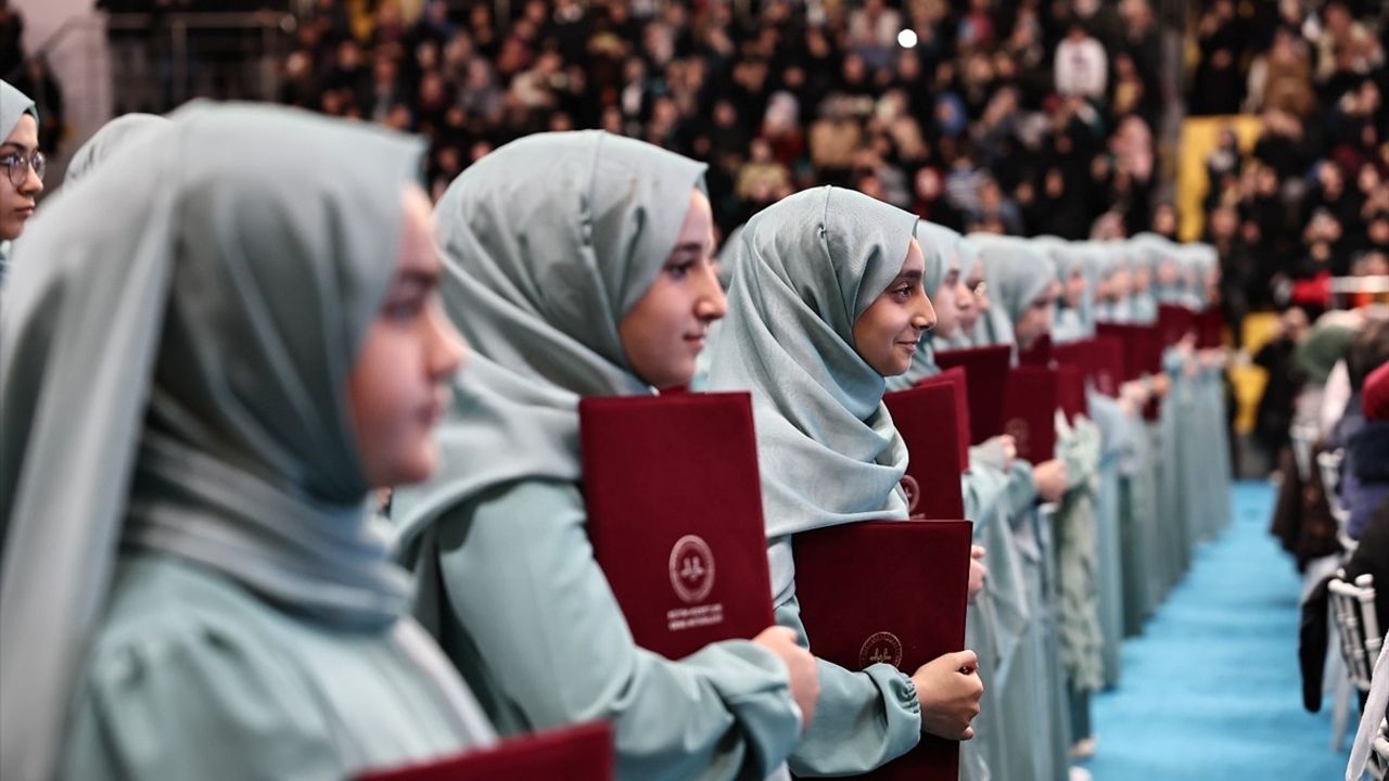 Bağcılar'da 182 Kız Öğrenci Hafızlık İcazeti Aldı