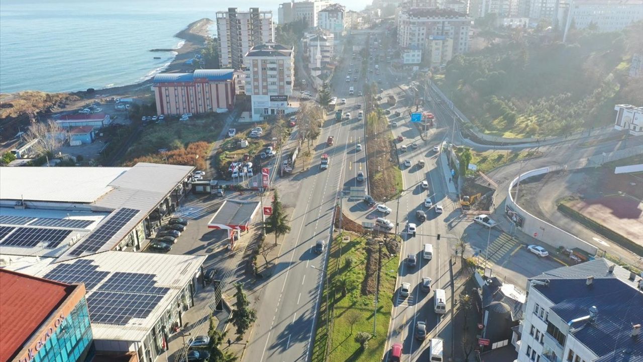 Bakan Uraloğlu, Trabzon'daki Söğütlü Kavşağı Trafik Sorununu Çözdü