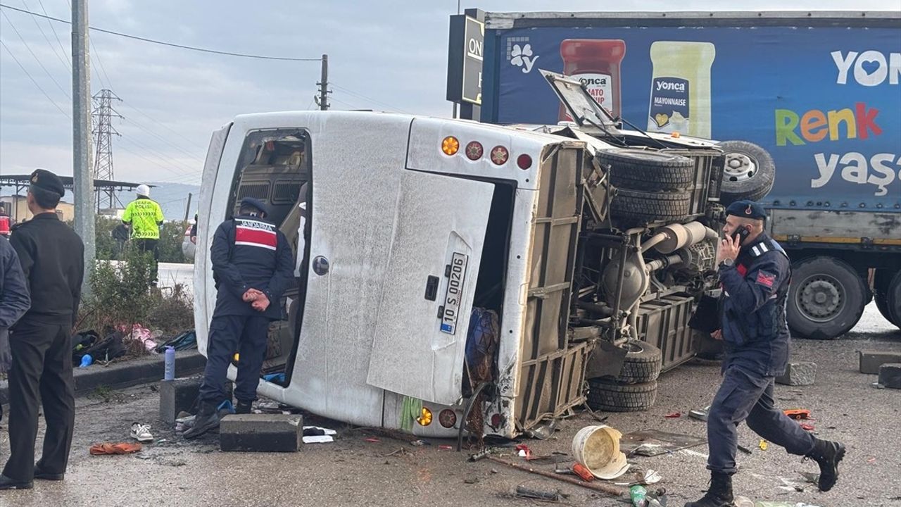 Balıkesir'de Okul Servisi ile Tır Çarpıştı: 26 Yaralı