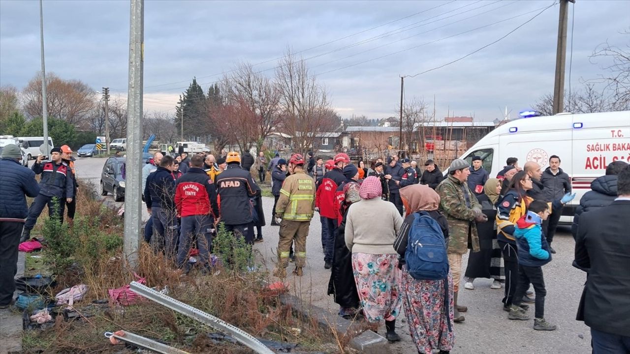 Balıkesir'de Okul Servisi ve Tır Çarpıştı: 28 Yaralı