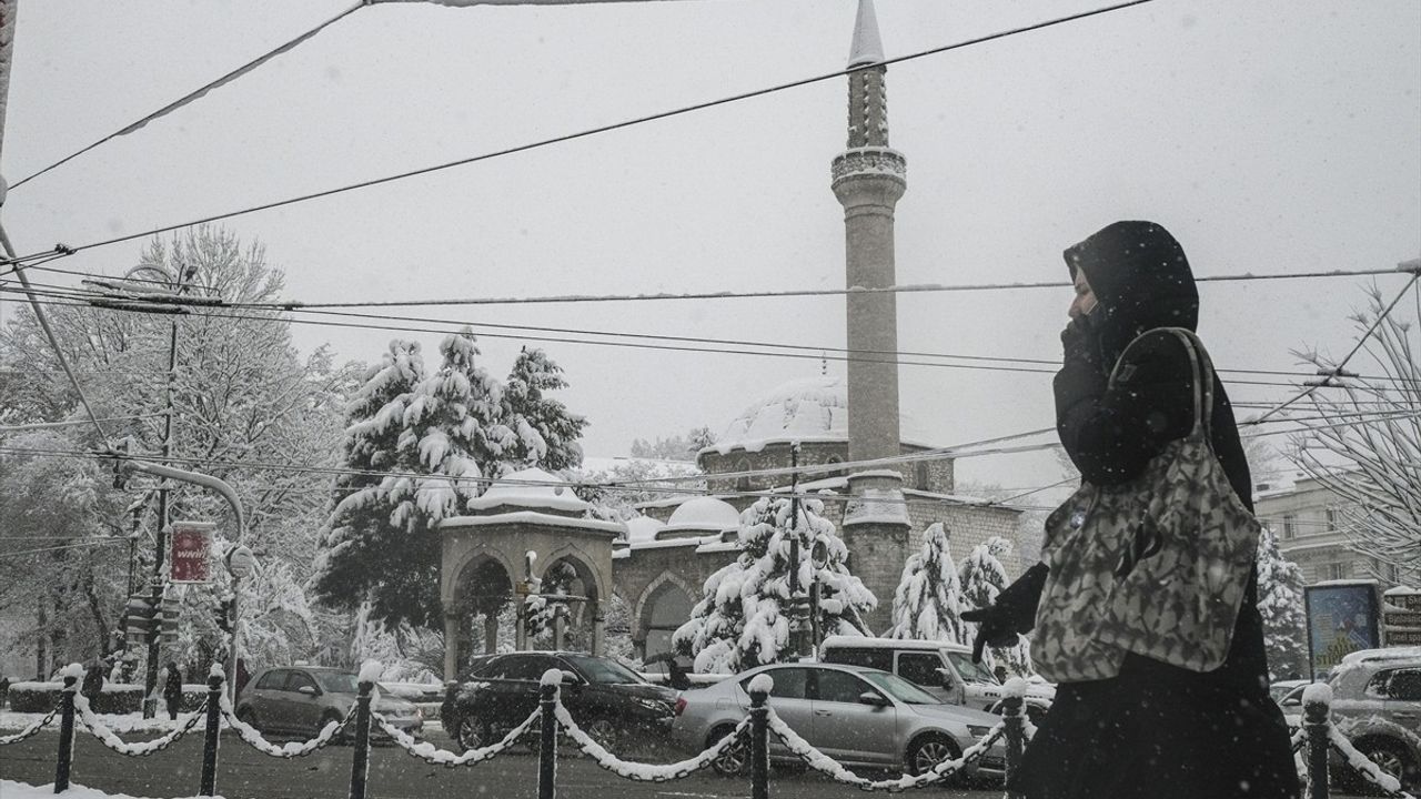 Balkanlar'da Devam Eden Yoğun Kar Yağışı Hayatı Zora Sokuyor