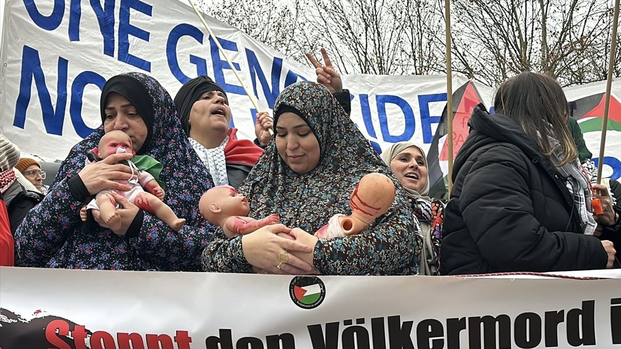 Berlin'de İsrail'in Saldırıları Protesto Edildi