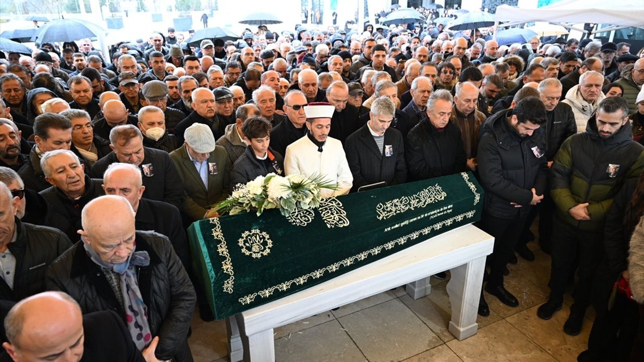 Beykoz'da Trafik Tartışması: Mimar Turgut Toydemir'in Cenazesi Toprağa Verildi