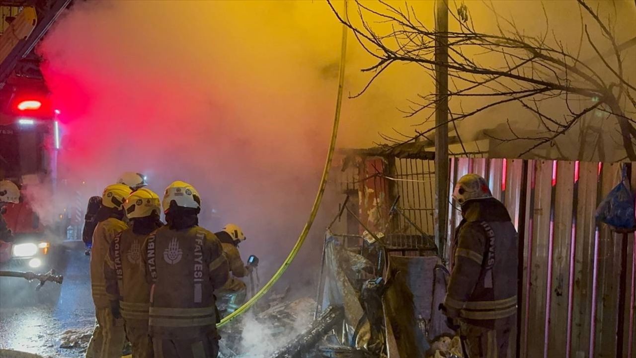 Beyoğlu'nda Metruk Binada Yangın Çıktı