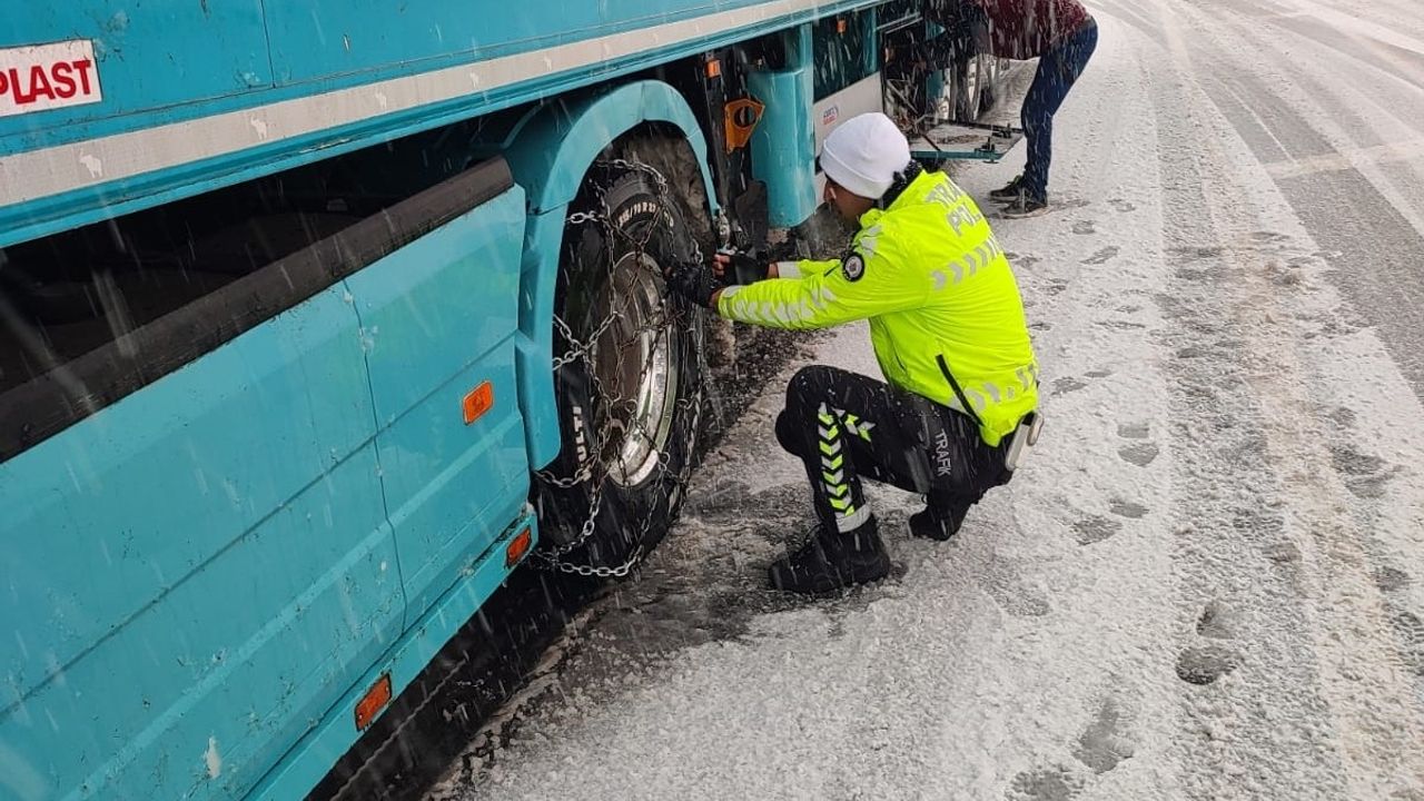 Bingöl'de Yoğun Kar Yağışı Ulaşımı Olumsuz Etkiliyor