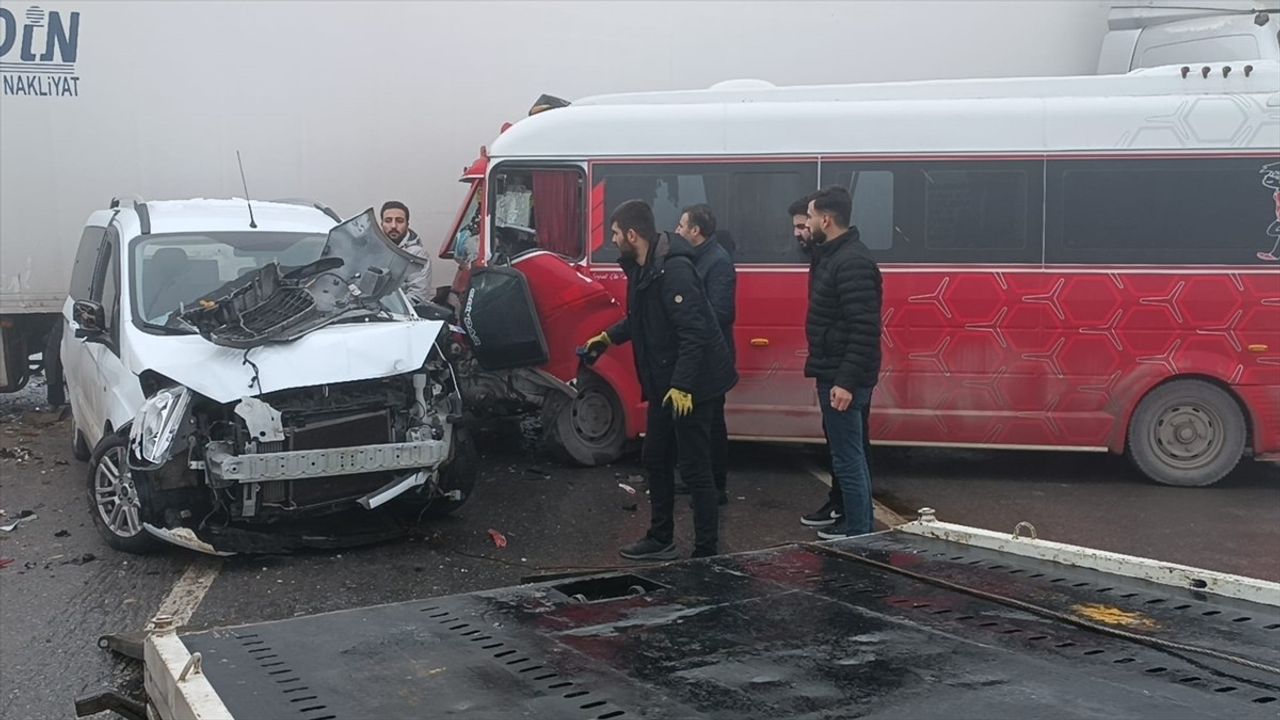 Bitlis'te Zincirleme Trafik Kazası: 31 Yaralı