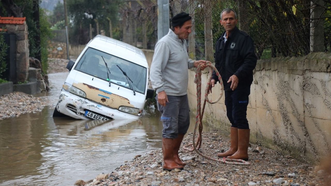 Bodrum'da Şiddetli Sağanak Yağış Hayatı Olumsuz Etkiledi