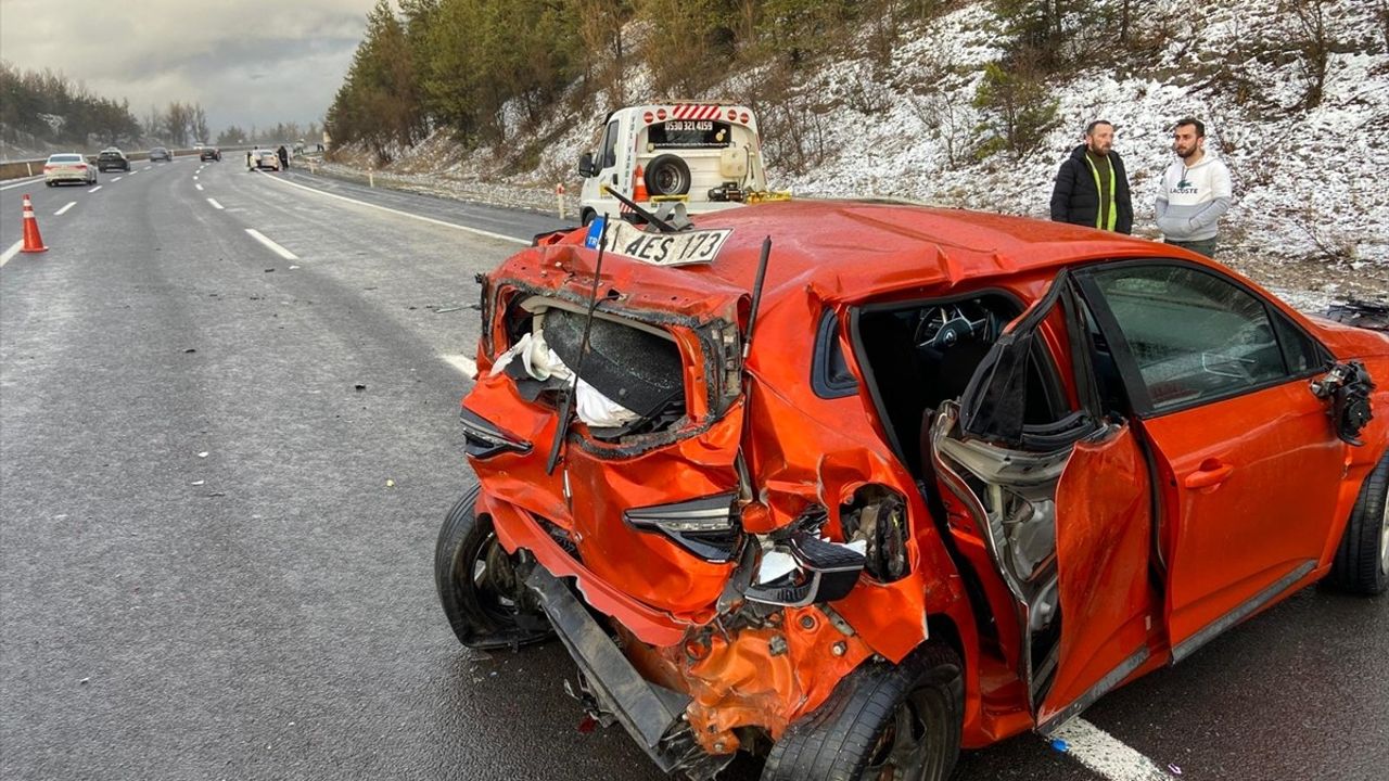 Bolu'da Otoyolda Kaza: 1 Ölü, 4 Yaralı