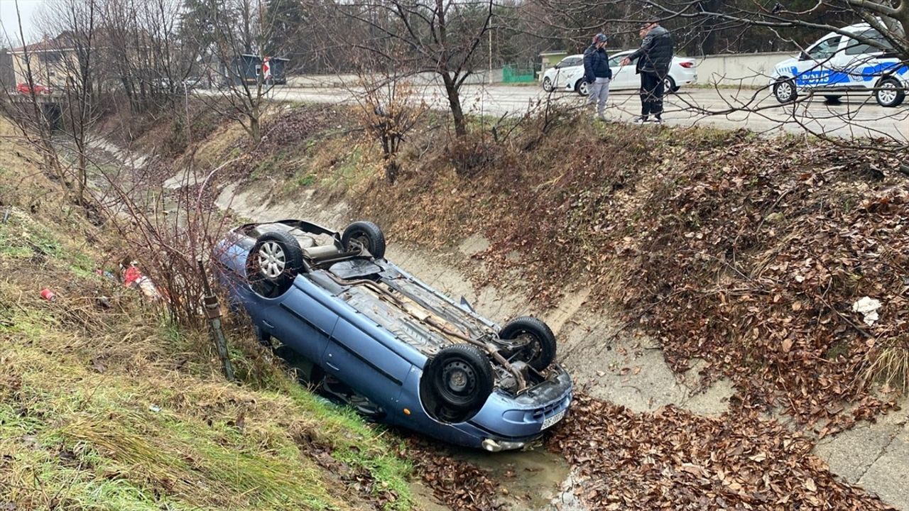 Bolu'da Su Kanalına Devrilen Araçta Sürücü Yaralandı